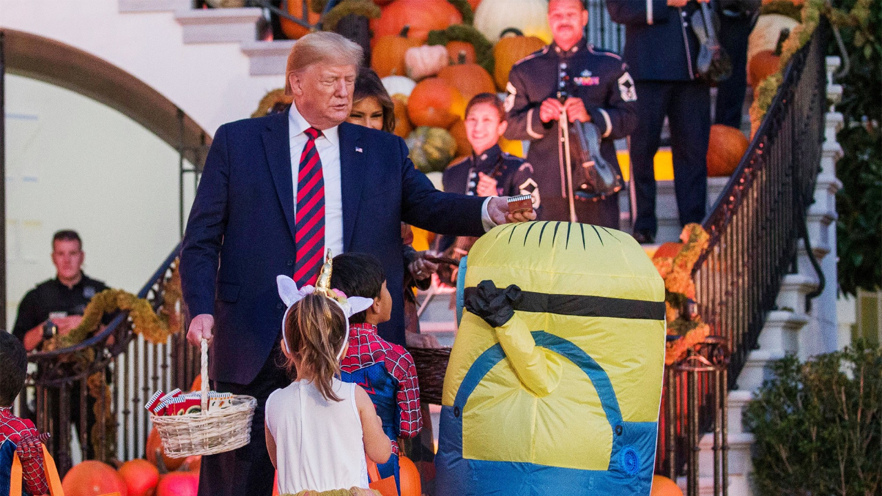 Trump dağıttığı çikolataları tek tek topladı!