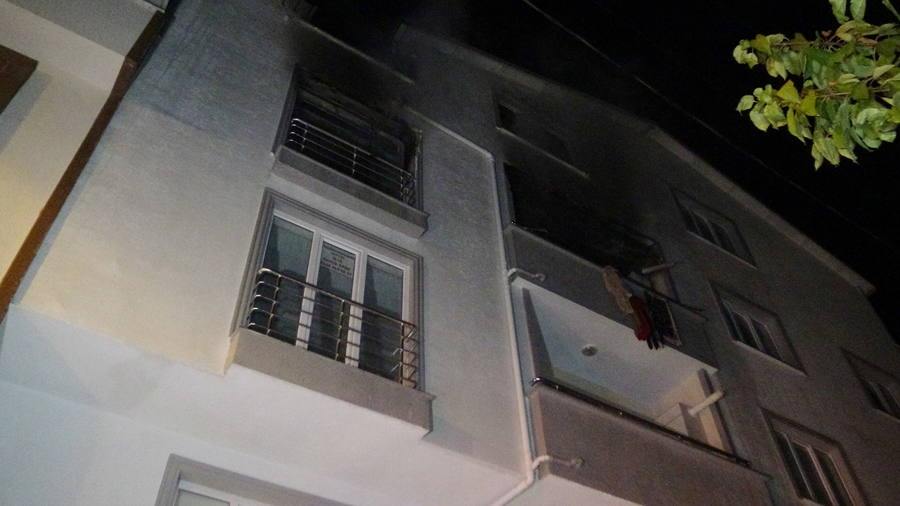 Kavga ettiği kardeşini eve kilitleyip ateşe verdi!