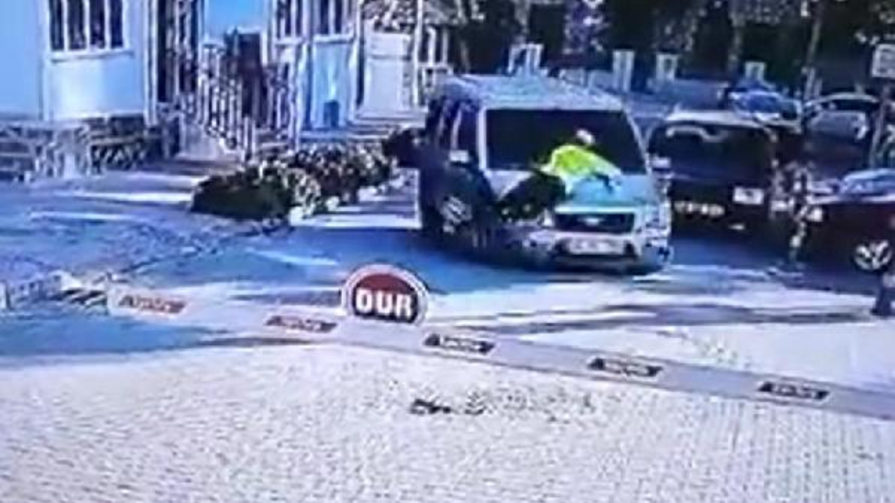 Alkollü sürücü, kaputa atlayan polisi 2 kilometre taşıdı!