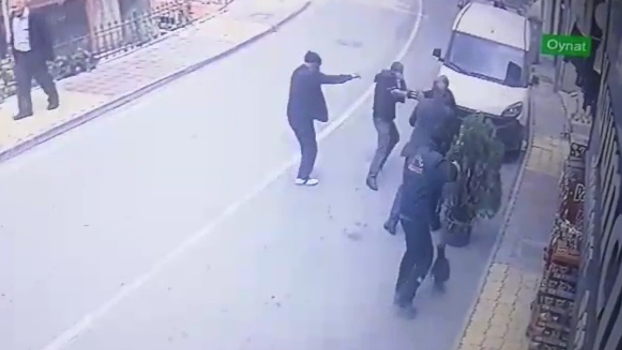 Silahını çekti ancak hasmı daha hızlı davrandı!