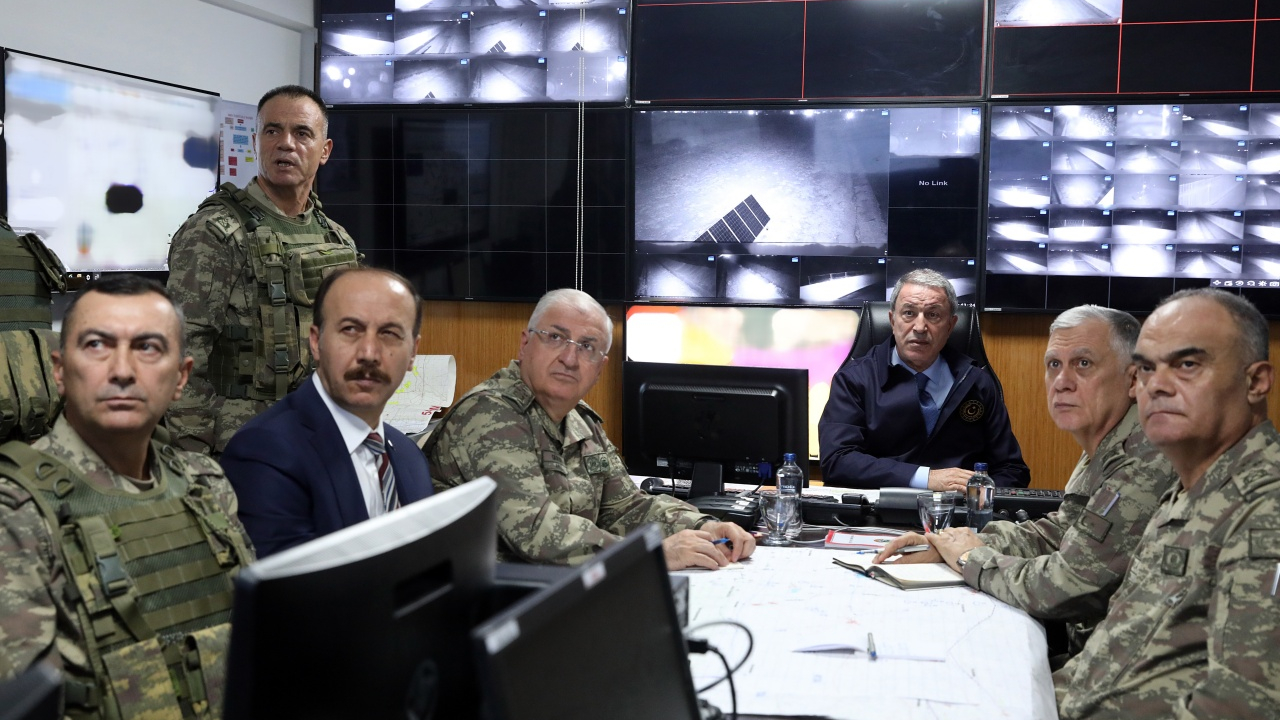 Bakan Akar ve komutanlar geceyi Akçakale'de geçirdi!