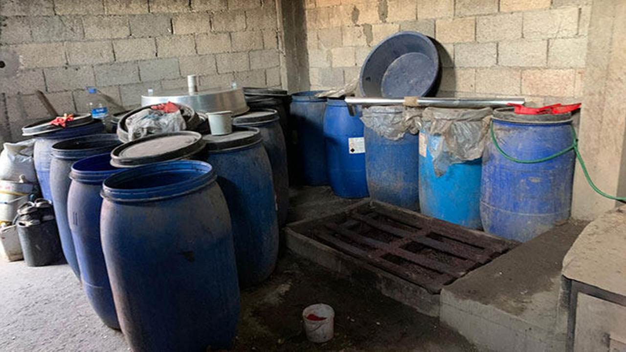 Adana'da 4 bin litre sahte içki ele geçirildi