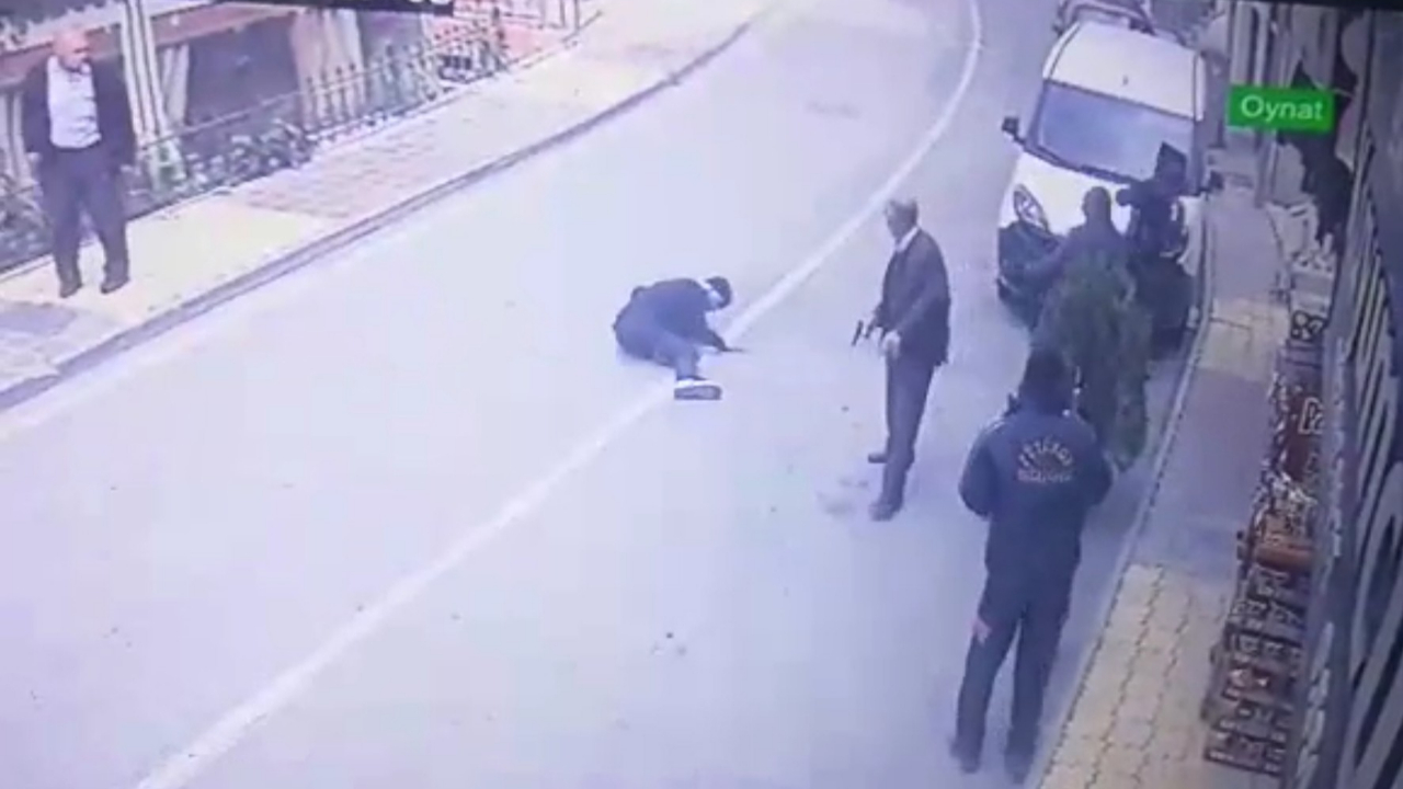 İkisi de silahlarını çekti biri ateşledi!
