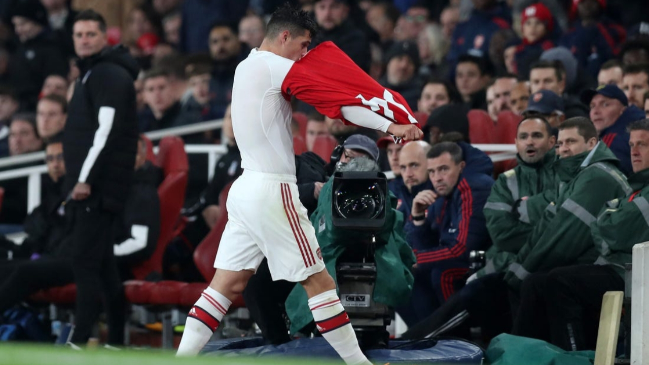Taraftara küfür eden Xhaka kadro dışı bırakıldı!