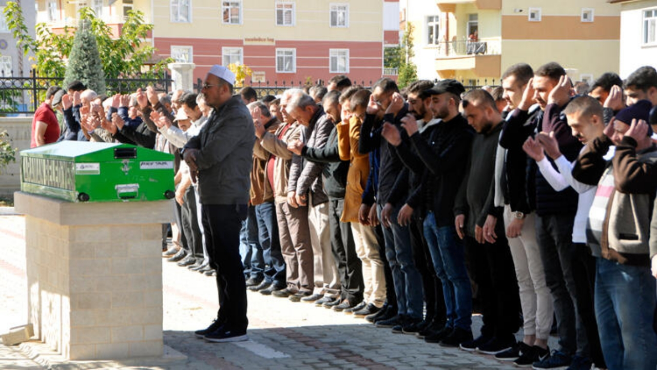 Katili olduğu oğlunun cenazesine katılmak istedi!