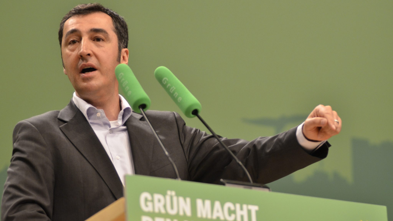Türkiye düşmanı Cem Özdemir'i ölüm listesine yazdılar!