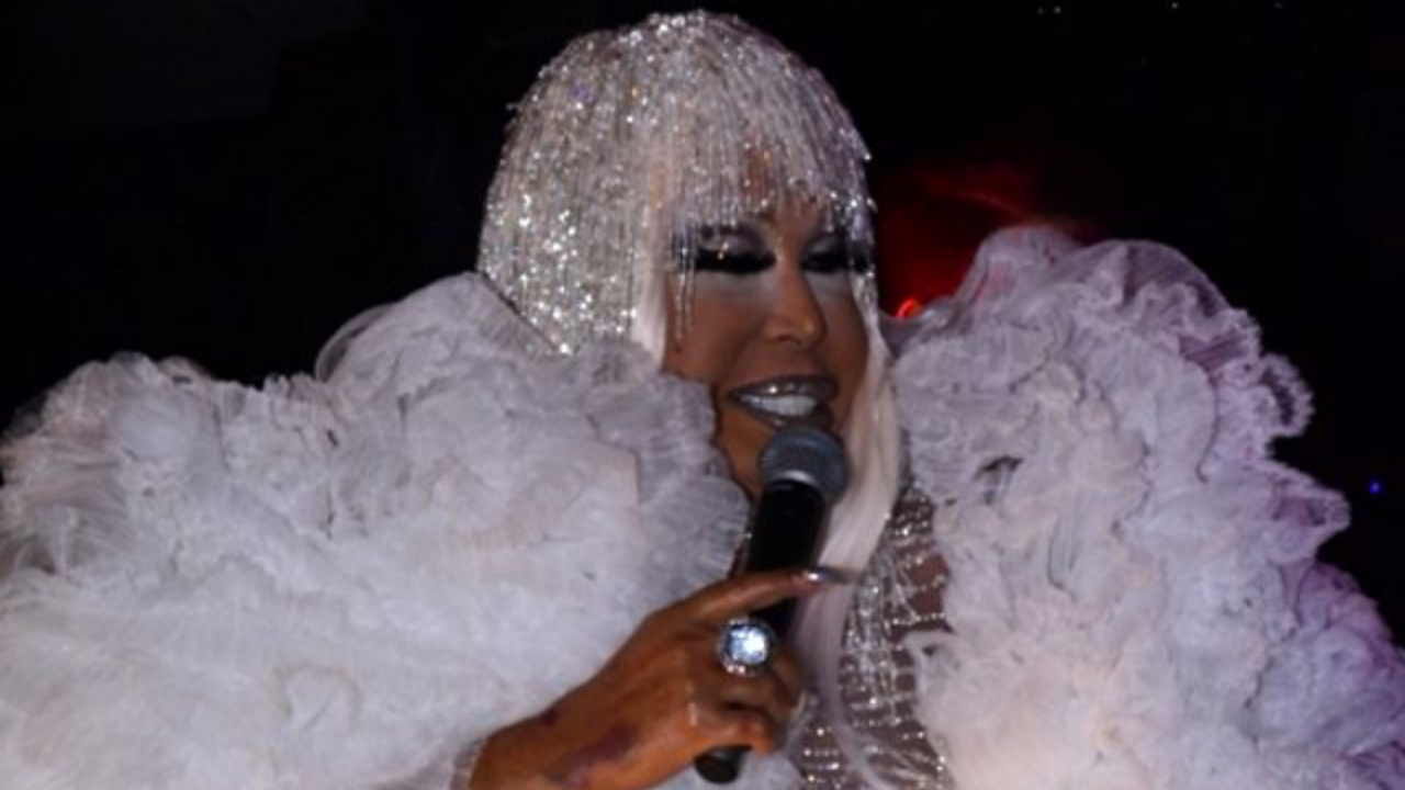 Diva'nın mor elleri korkuttu!