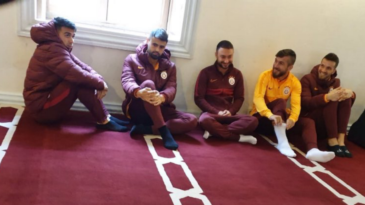 Yabancılar dansözlü alemde, yerliler ibadethanede!