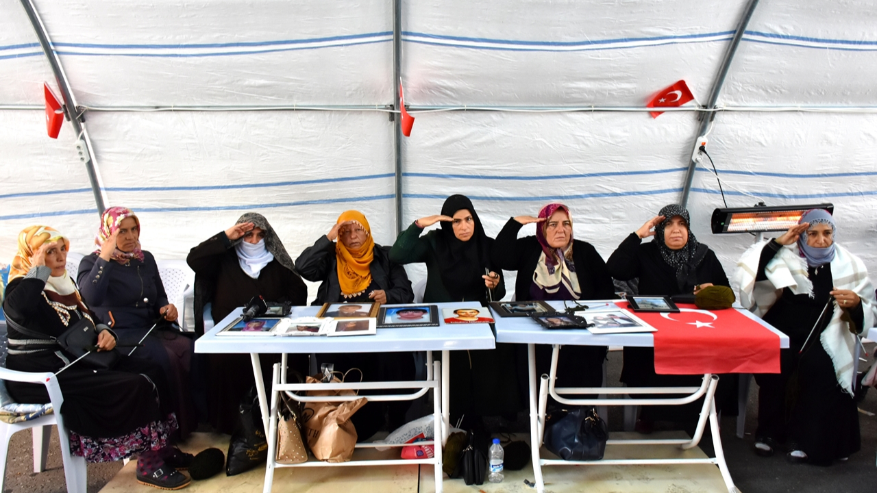 Diyarbakır anneleri Mehmetçik için atkı ördü!