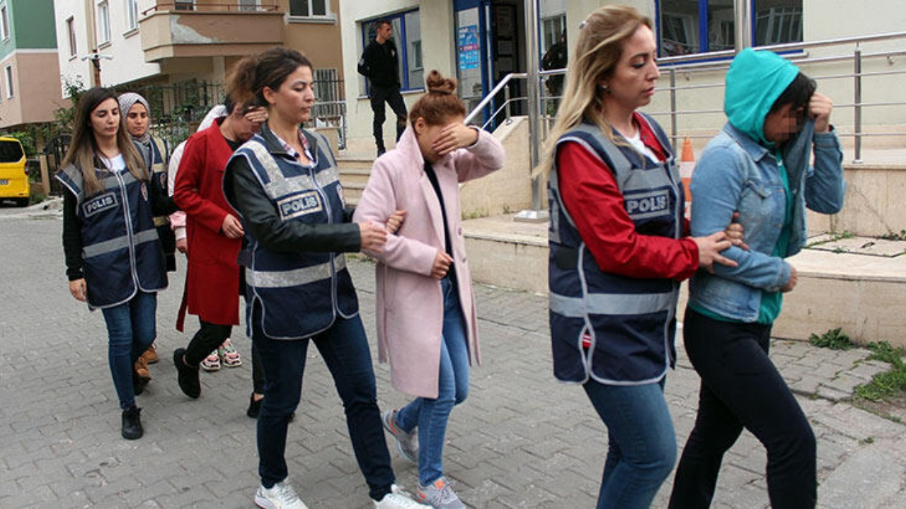 WhatsApp'ta fuhuş albümü! 'Yeni kumaş' diye sattılar