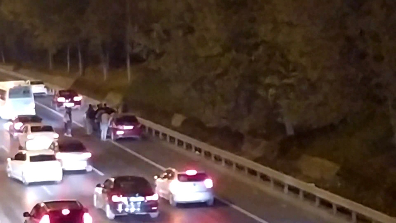 Emniyet şeridinde yol verme kavgası!