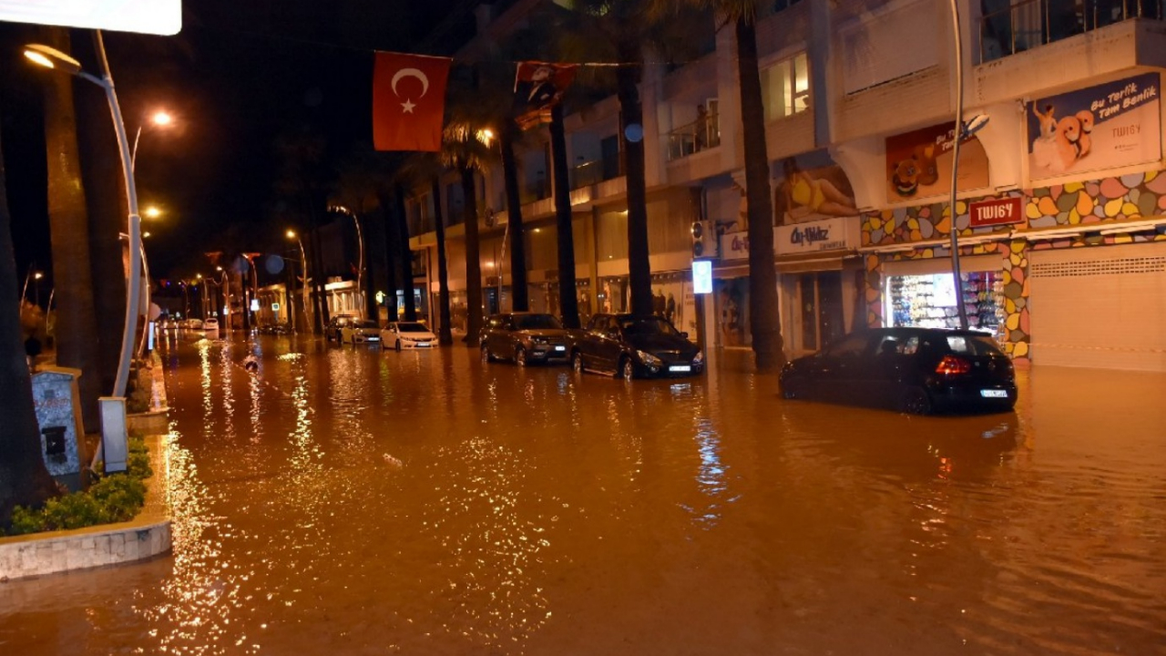 Şehrin sokakları göle döndü!