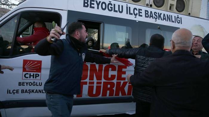 Terör saldırısının yaşandığı noktada CHP aracına saldırdılar!