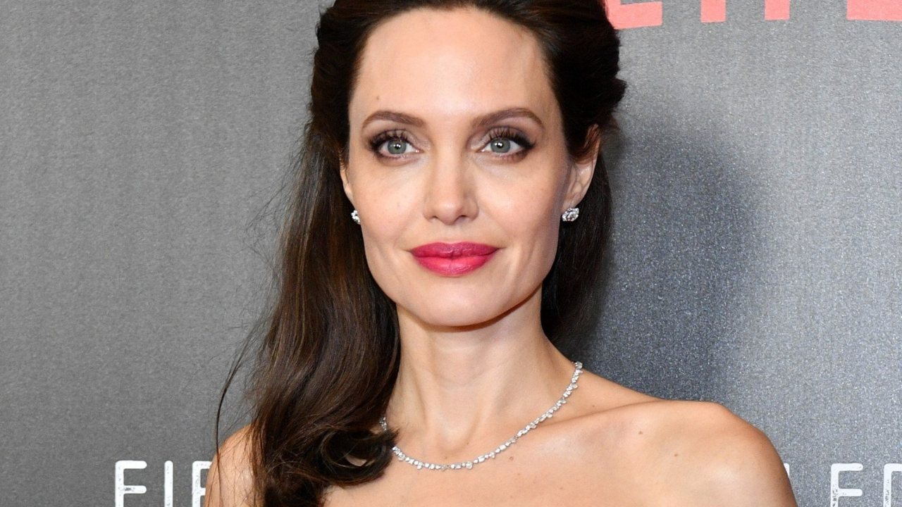 Angelina Jolie eski kocasına inat çıplak poz verdi