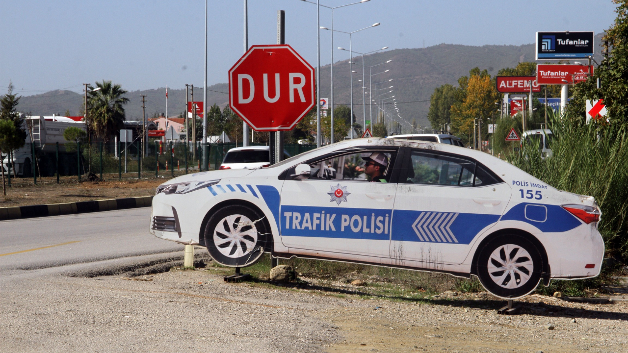 Maket polis aracının aküsünü çaldılar!