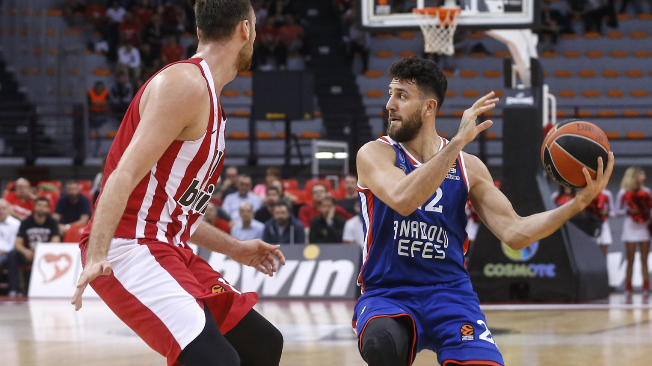 Anadolu Efes, Atina'da farka koştu!
