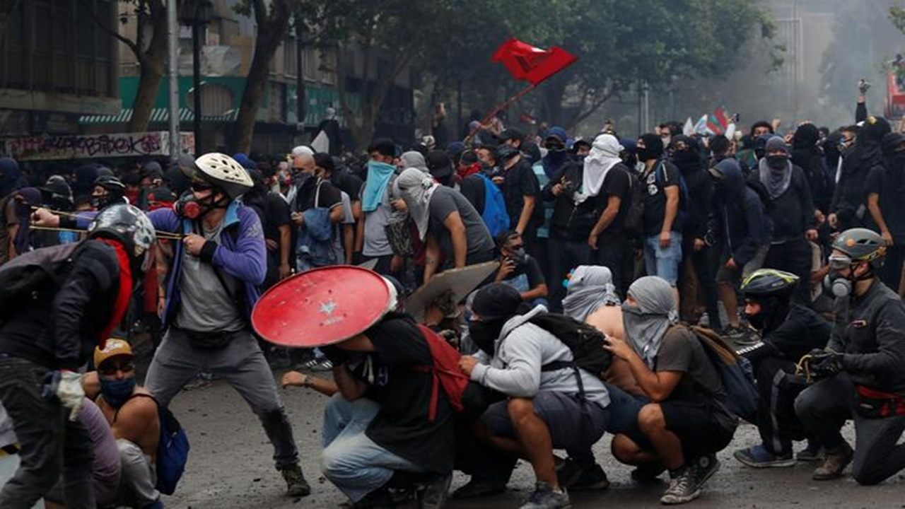 Şili'de halk sokaklara döküldü!