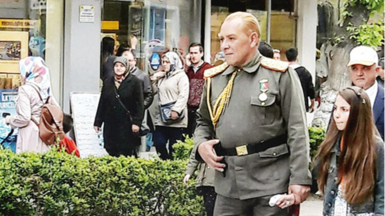 Atatürk benzeri Kaya'ya tepki! 'Sokakta paşa diye gezmesi rezalet'