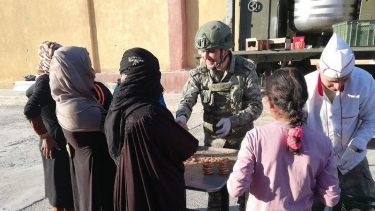 İşte Mehmetçik farkı! Kandil simidi dağıttı