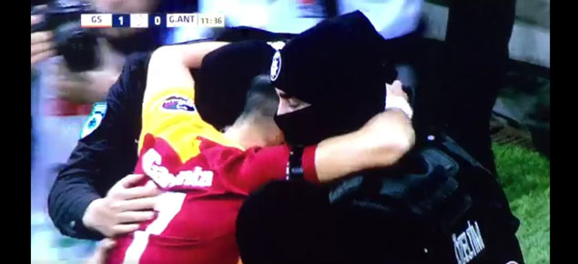 Yasin golünü attı, polislere sarıldı | Galatasaray - Gaziantepspor (ÖZET)