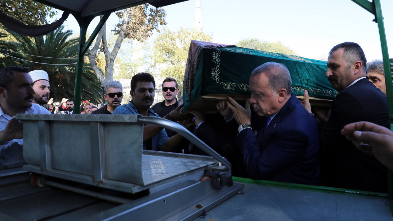 Tabuta Erdoğan da omuz verdi...