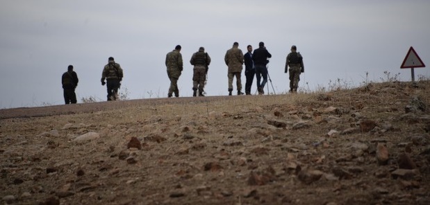 PKK'lı teröristler karakol diye spot ışığına saldırmış!