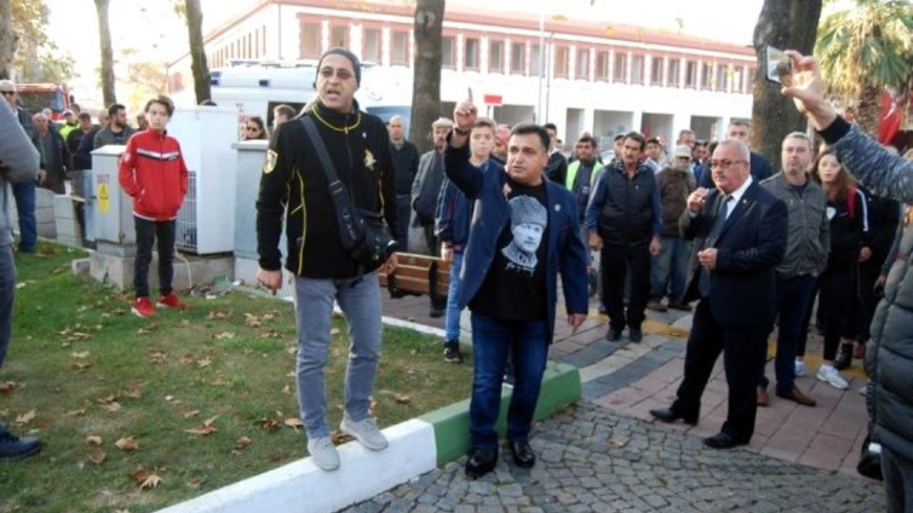 O ilçede Atatürk için 2 kez saygı duruşu yapıldı! Vatandaşlardan tepki...