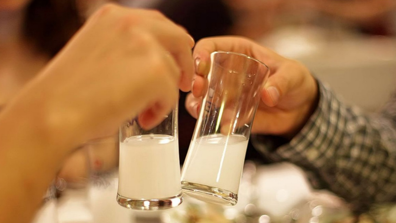 Yarım saatte 70'lik rakıyı sek içip zehirlendi! Dosyada gülümseten ifadeler...