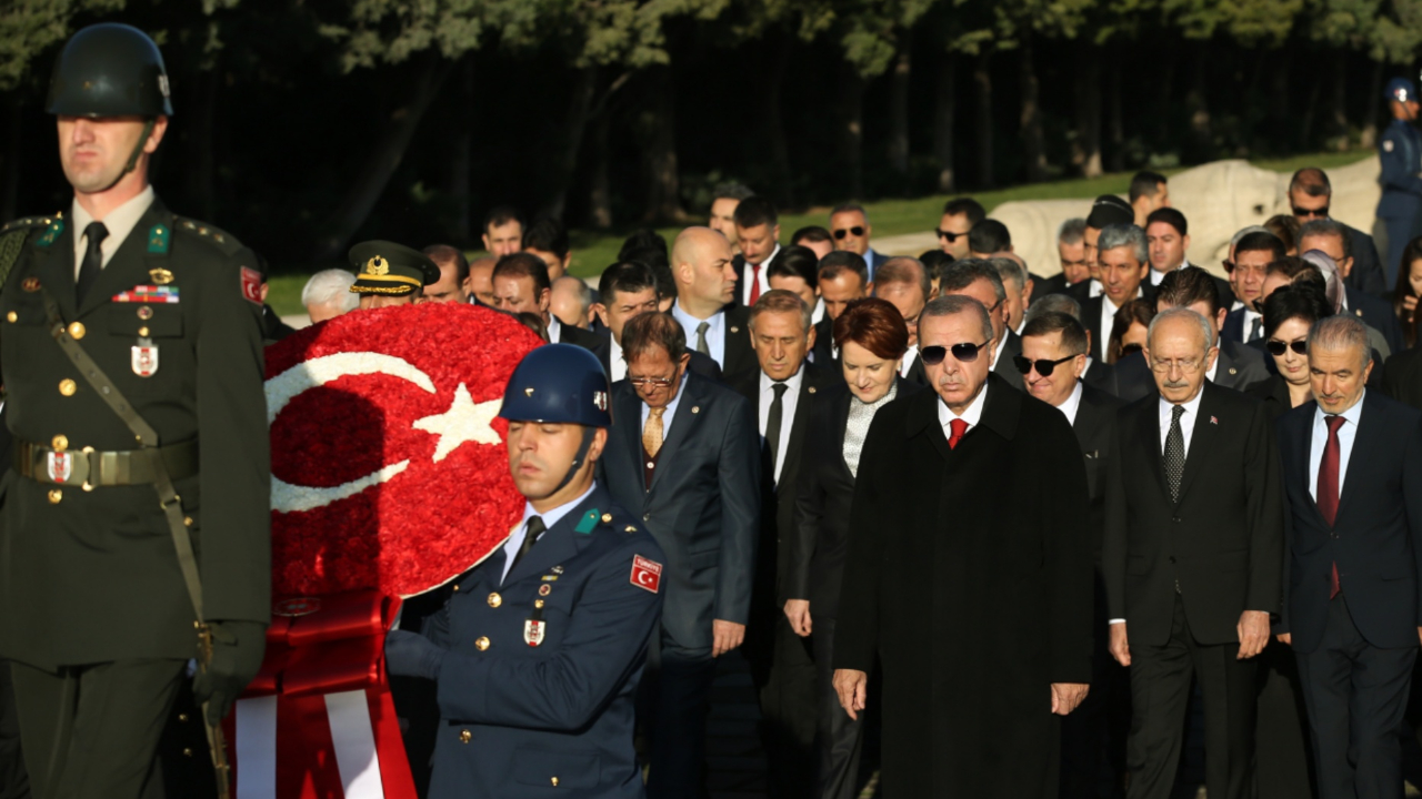 Devletin zirvesi Anıtkabir'de Atatürk'ü andı!