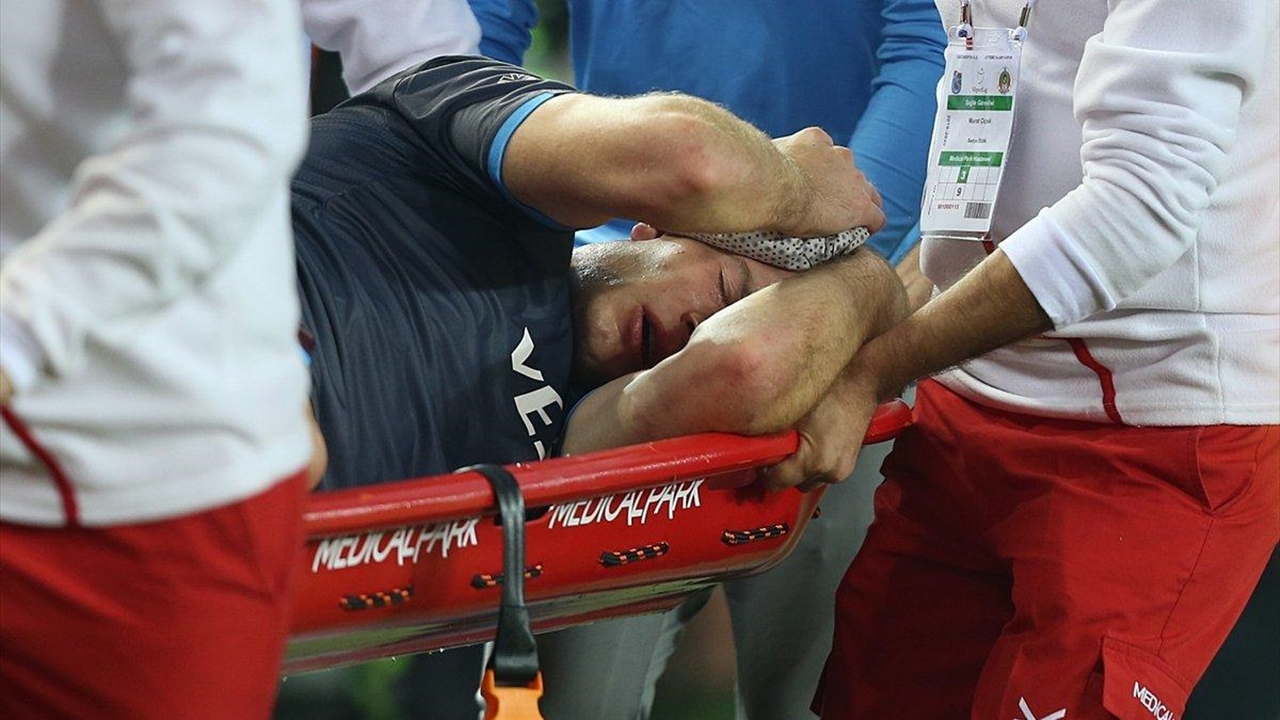 Sörloth, ambulansla hastaneye kaldırıldı!