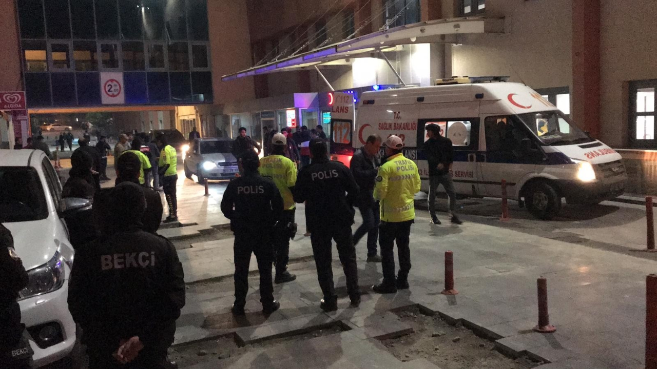 Askeri personeli taşıyan araç devrildi...