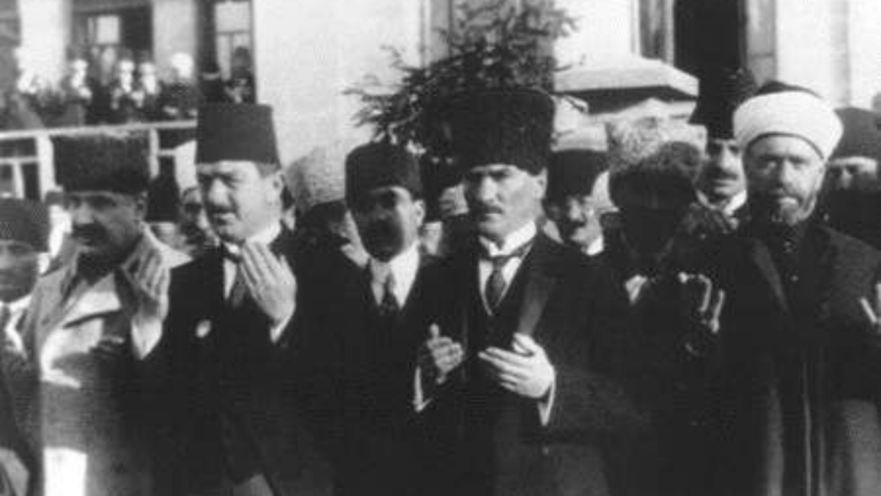Bakan Albayrak Atatürk'ü bu fotoğraf ile andı!