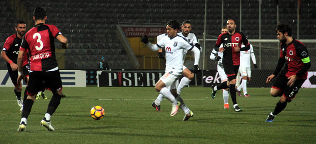 Lider Başakşehir Ankara'da yara aldı