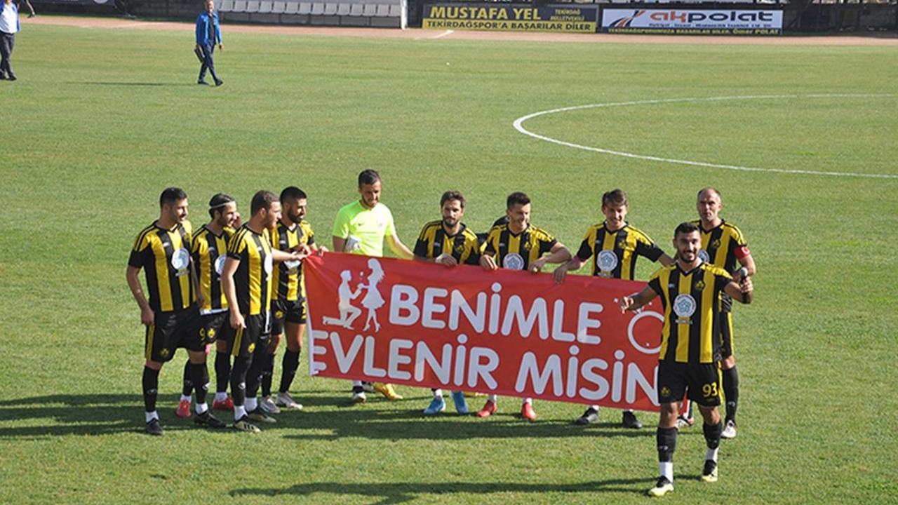 Yeşil sahada evlilik teklifi!