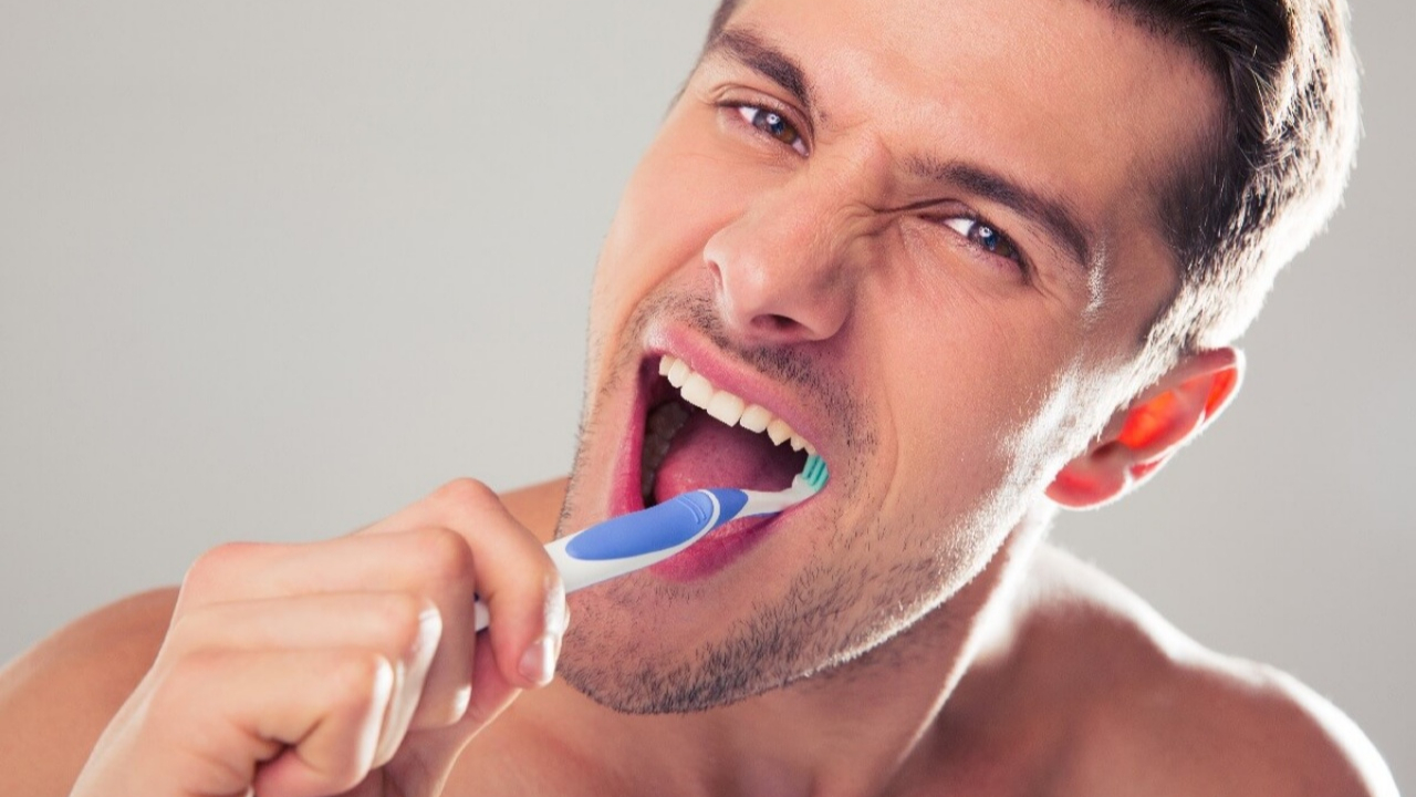 Erkeklere diş fırçalama uyarısı! İktidarsız kalabilirsiniz...