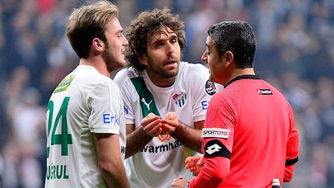 Beşiktaş - Bursaspor maçının hakemleri bilgisayar arızasıyla hayatta!