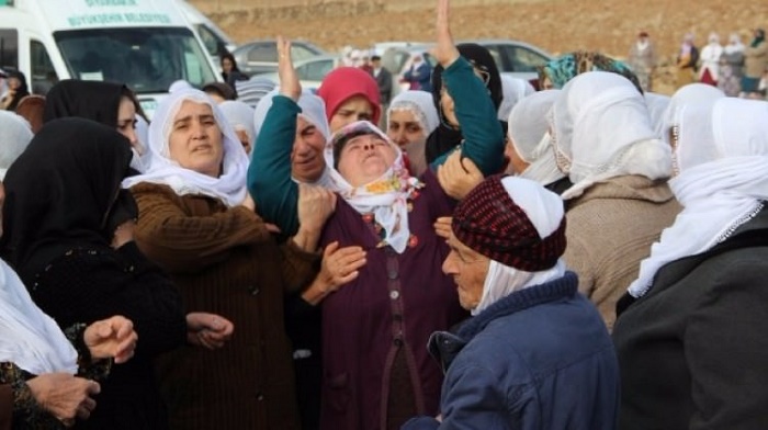 Evlatlarını Kürtçe ağıtlarla toprağa verdiler!