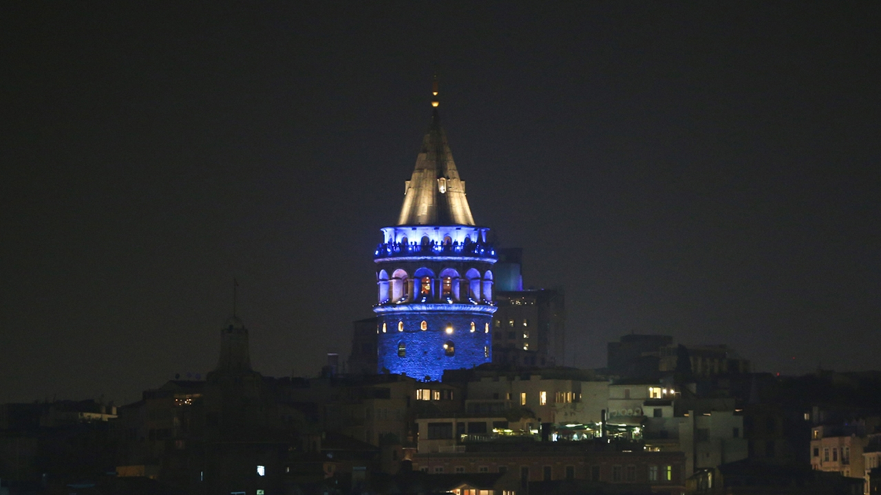 Tarihi Galata Kulesi maviye büründü...