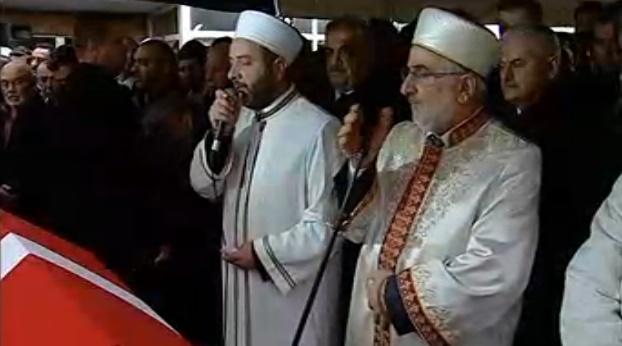 Başbakan Yıldırım şehidin tabutunu omuzladı...