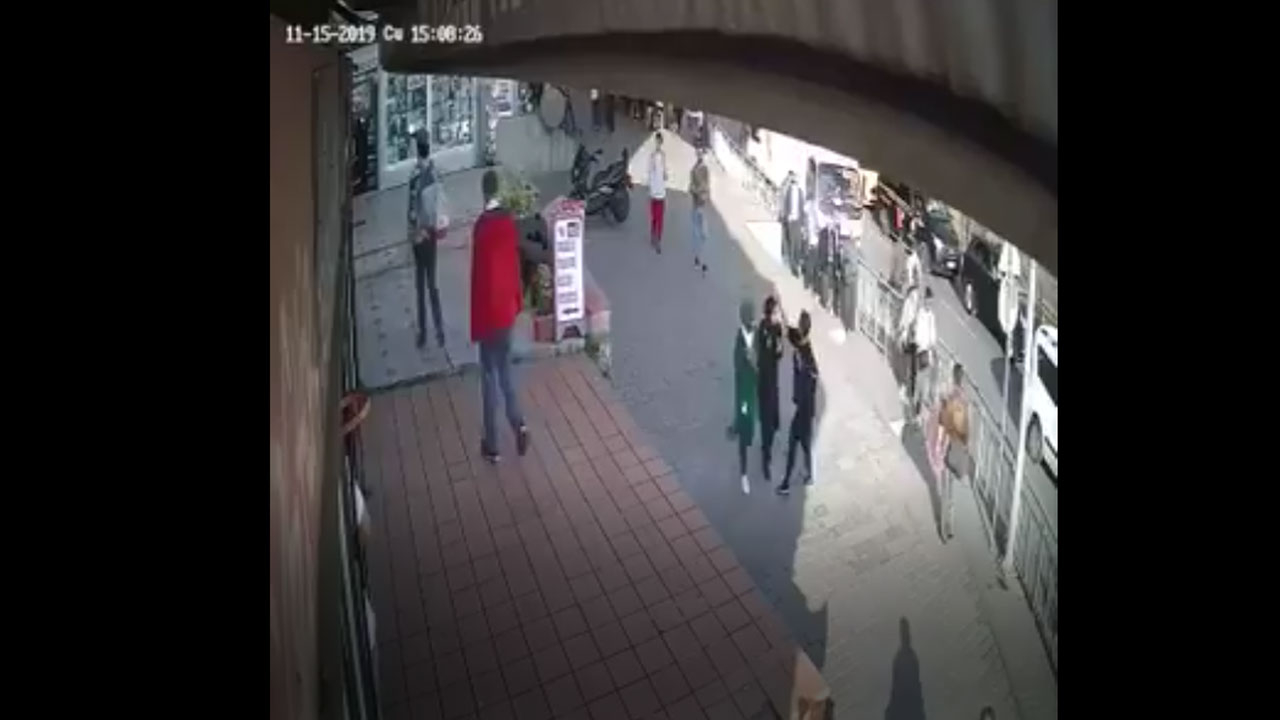 Karaköy'de başörtülü kadına çirkin saldırı