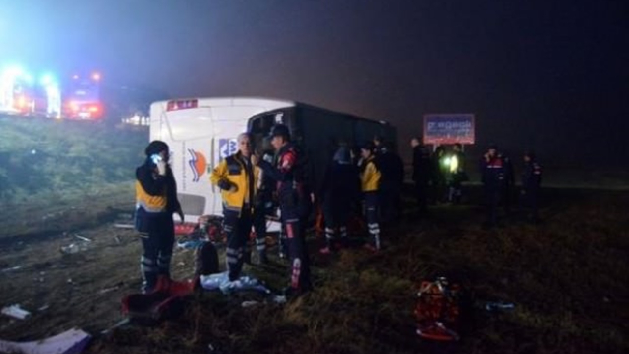 Aksaray'da yolcu otobüsü devrildi!