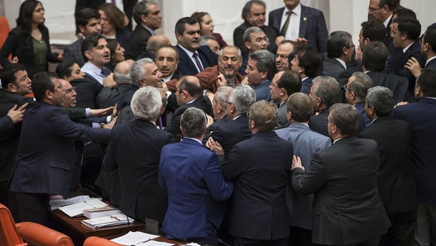 Meclis karıştı! AK Partililer ile HDP’liler yumruklaştı