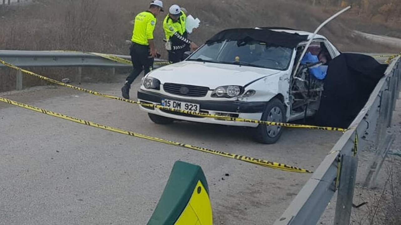 Karabük'te otomobil bariyerlere çarptı
