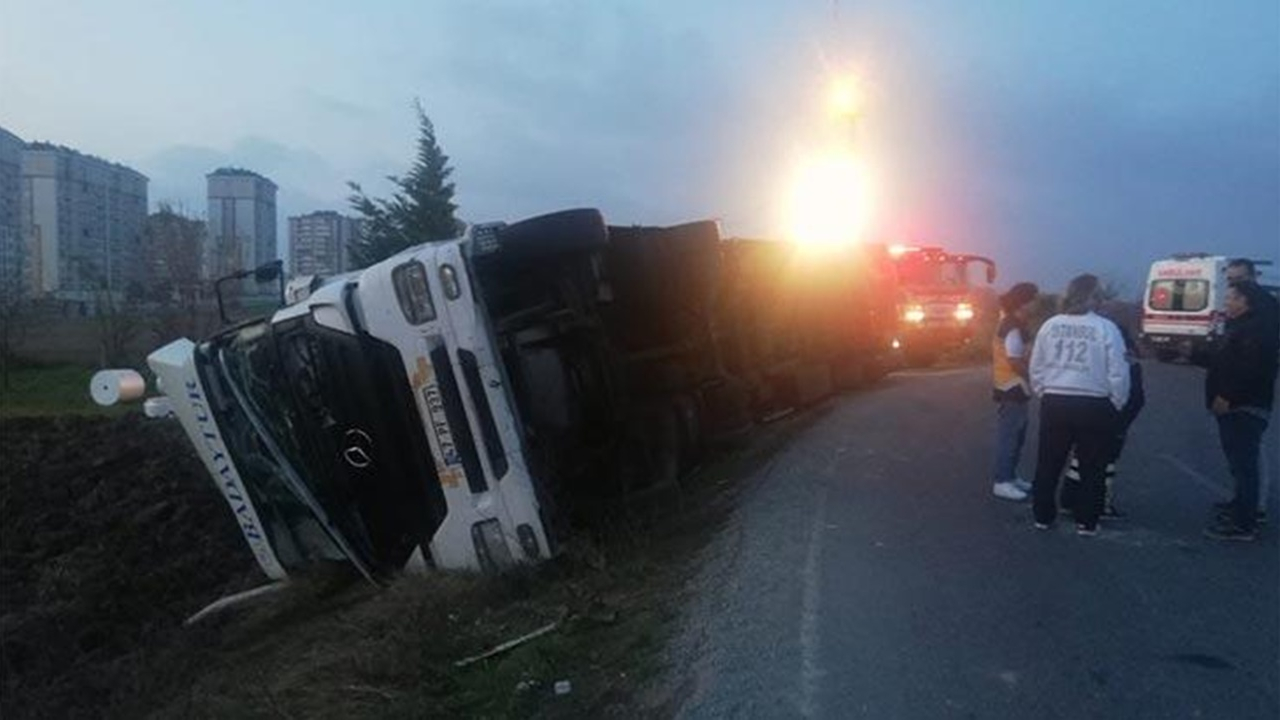 TIR, bisikletlinin üzerine devrildi!