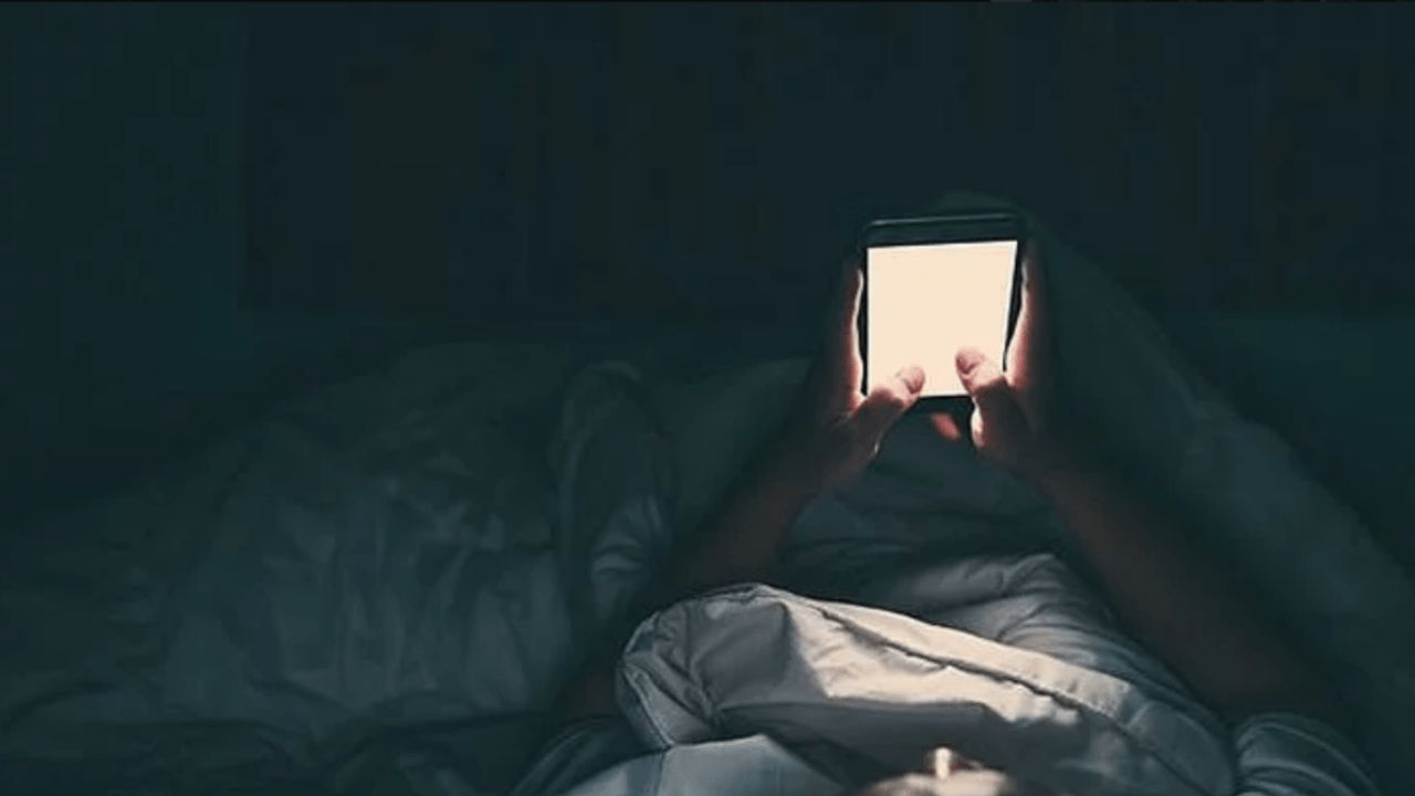 Bütün gece telefona baktı, hayatı karardı!