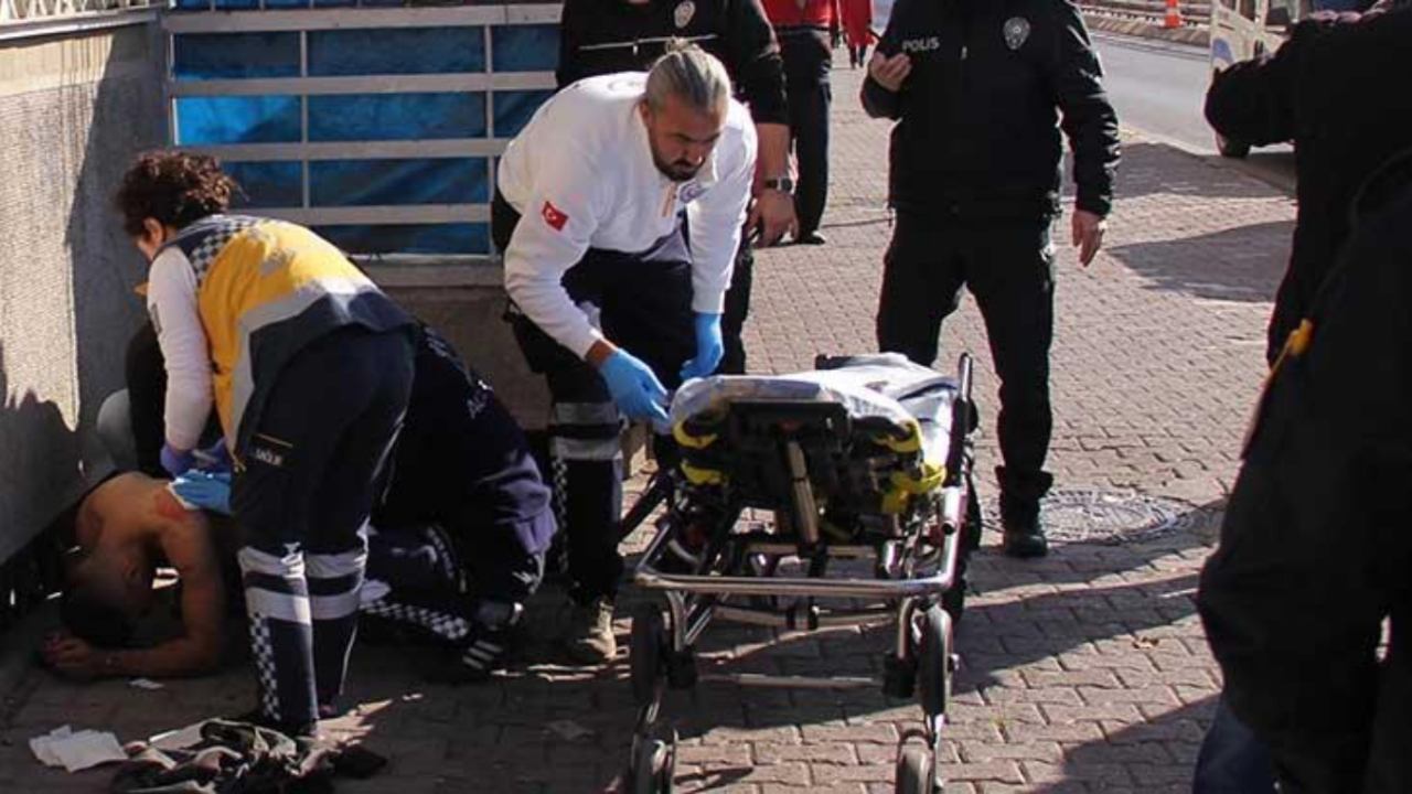Polisin silahını almaya çalışırken vuruldu!