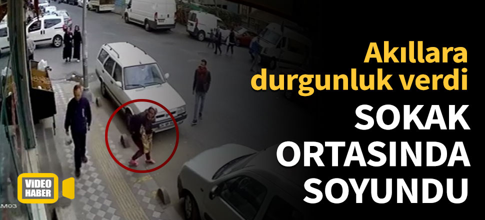 Fark edilince sokak ortasında soyundu