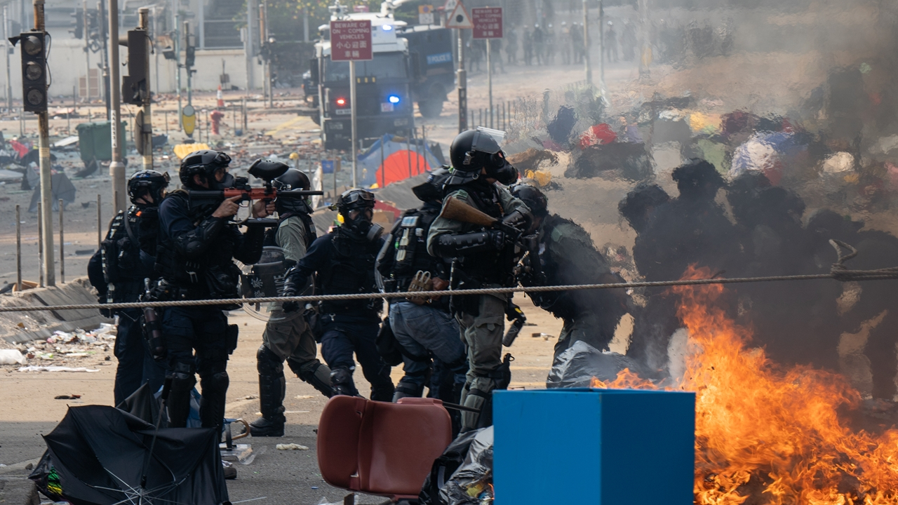 Hong Kong'da protestoların şiddeti artıyor...