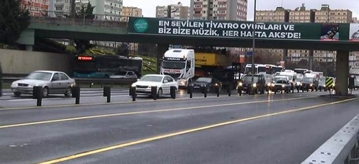 İstanbul'da üst geçite takılan TIR trafiği felç etti!