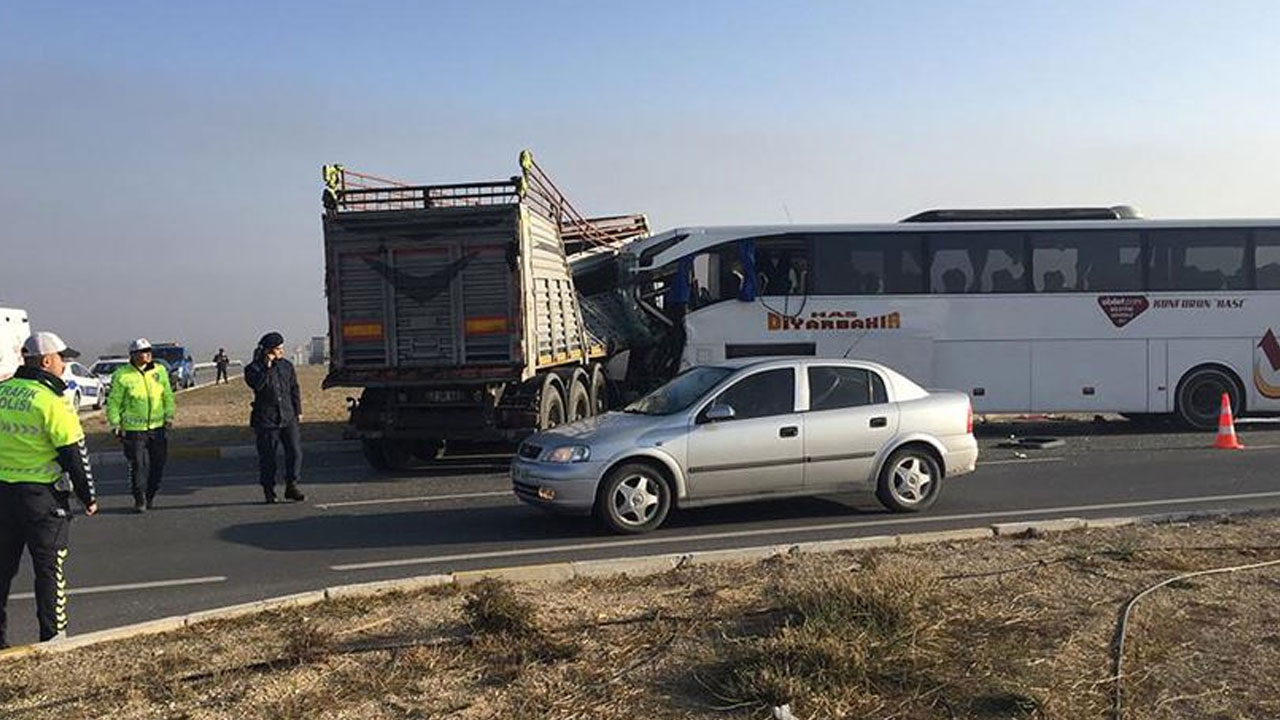 TIR, yolcu otobüsüyle çarpıştı